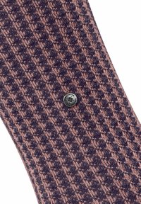Calzini in misto lana con motivo houndstooth in blu scuro e rosa polveroso. Presentano un bottone con logo argentato sul lato. Finitura in maglia testurizzata.