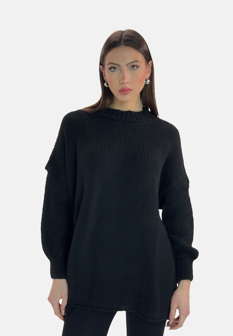 Maglione oversize nero in maglia con una texture a coste, colletto alto e spalle scese. Caratterizzato da maniche lunghe e una vestibilità rilassata.