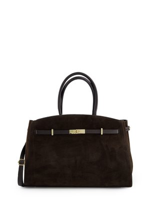 Mørkebrun ruskindshåndtaske med dobbelte runde håndtag, tynd læderrem med guldfarvet spænde og justerbar skulderrem på hvid baggrund.