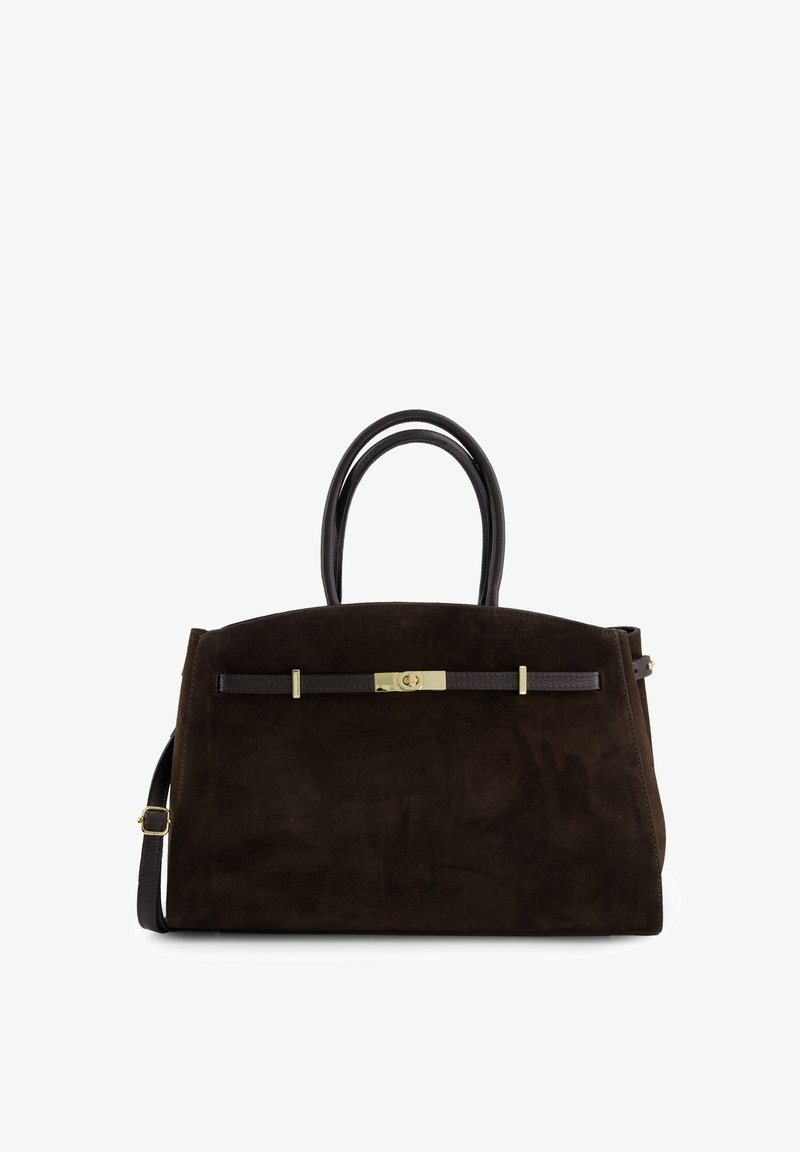 Tmavě hnědá semišová kabelka s dvojitými kulatými rukojeťmi, tenkým koženým páskem se zlatým zapínáním a nastavitelným ramenním popruhem na bílém pozadí.