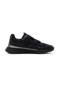Sneaker sportivo nero con tomaia in pelle texture, design trapuntato, accentuazione metallica sulla suola e suola in gomma ammortizzata.