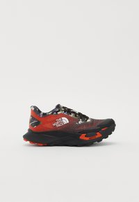 Chaussure de course pour homme avec un dessus en mesh respirant rouge vif et noir, semelle en caoutchouc texturé et accent réfléchissants, dotée d'un capuchon avant noir.