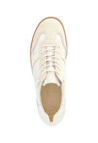Weiße Ledersneaker mit hellen Wildlederakzenten, runder Spitze, Schnürsenkeln und perforierter Innensohle. Die Gummisohle bietet einen Kontrast zum Gesamtdesign.