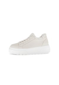 Weiße Ledersneaker mit einem flauschigen Futter, Schnürverschluss und einer dicken weißen Gummisohle mit strukturierten Details.