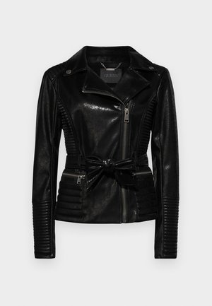 Giacca in finta pelle nera con un design aderente, chiusura con zip, colletto e vita con cintura. Presenta una texture a coste lungo i lati e le maniche.