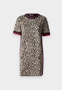 Leopardenmuster Kleid in Beige, mit kurzen Ärmeln, rundem Ausschnitt und schwarzen sowie pinken gestreiften Akzenten an den Seiten.