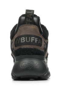 Rudi sportbačiai su tekstūruota juoda audinio pakulne ir odos akcentais; turi "//BUFFALO" logotipą ant dirželio ir logotipą ant pado.