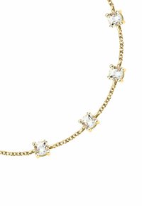 Collana in oro con cinque pietre preziose rotonde e trasparenti fissate in impostazioni a punta, con un design a catena delicata.