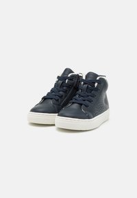 Sneakers alto in pelle blu navy con suole in gomma bianca, lacci sul davanti, zip laterale e dettagli decorativi sui lati.