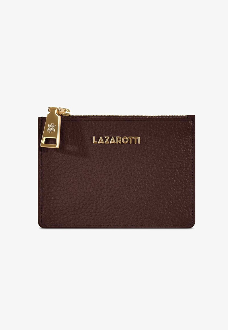 Portefeuille en cuir marron avec une surface texturée, des finitions dorées, une fermeture éclair et une marque en relief sur le devant.