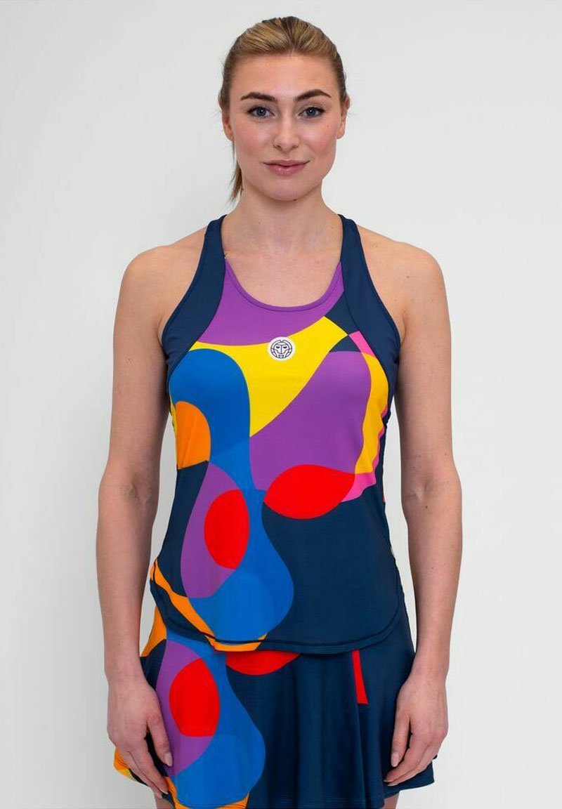 Camiseta sin mangas deportiva multicolor que presenta una mezcla de formas abstractas en azul, púrpura, naranja y rojo; hecha de una tela elástica que absorbe la humedad.