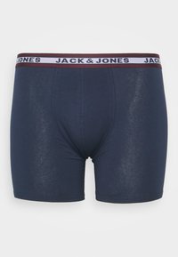 Dunkelblaue Boxershorts aus Baumwolle mit enger Passform, ausgestattet mit einem kontrastierenden Bund, auf dem "JACK & JONES" in Weiß und Bordeauxrot steht.