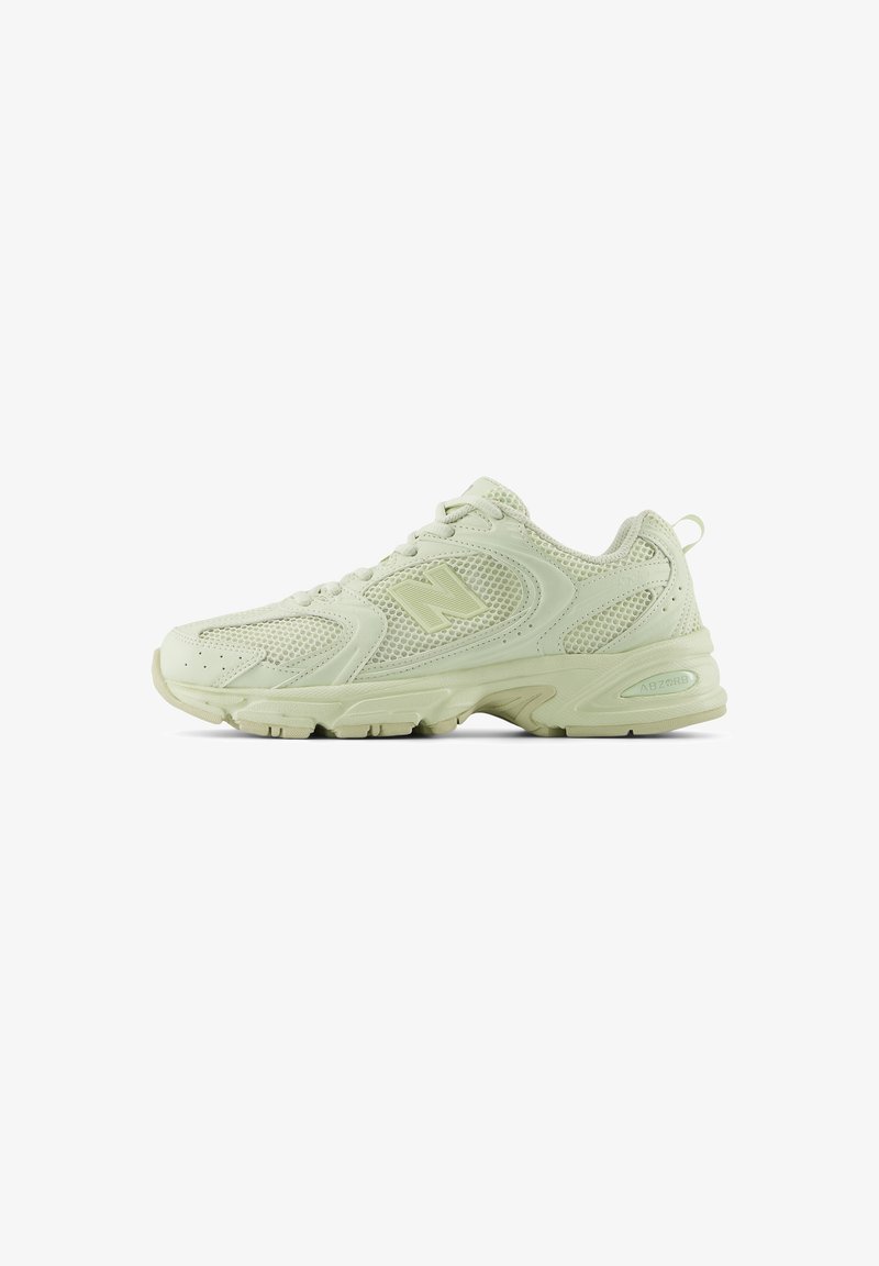 Chaussure de sport New Balance vert clair avec panneaux en mesh et cuir, fermeture à lacets et semelle épaisse amortissante avec technologie ABZORB.