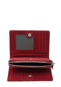 Czerwony skórzany portfel otwarty, z przezroczystą kieszonką na dowód tożsamości, wieloma slotami na karty, zapięciem na zatrzask oraz zasuwaną kieszonką na monety.