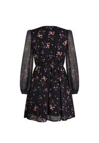 Zwarte bloemenjurk met een getailleerde taille, lange doorschijnende mouwen en een kleurrijk bloemenpatroon met paarse en gele bloemen.