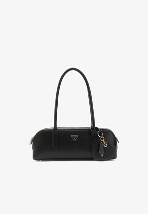 Borsa rettangolare nera con doppi manici, cerniera dorata, ciondolo a forma di cuore e logo Guess sulla parte anteriore.