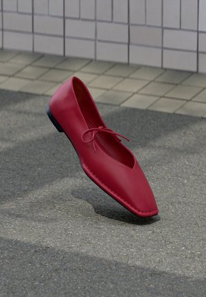 ALOHAS SWAY FLATS - Μπαλαρίνες με λουράκι στον αστράγαλο - red