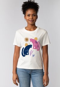 Witte katoenen t-shirt met een grafisch ontwerp van twee gestileerde panters, één roze en één marineblauw, met zon- en plantelementen.