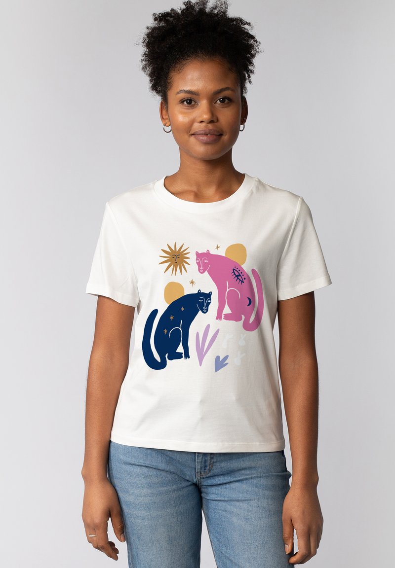Witte katoenen t-shirt met een grafisch ontwerp van twee gestileerde panters, één roze en één marineblauw, met zon- en plantelementen.
