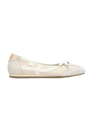 Zapato de ballet plano beige con puntera y talón de ante, lazo decorativo en la parte frontal y suela texturizada.