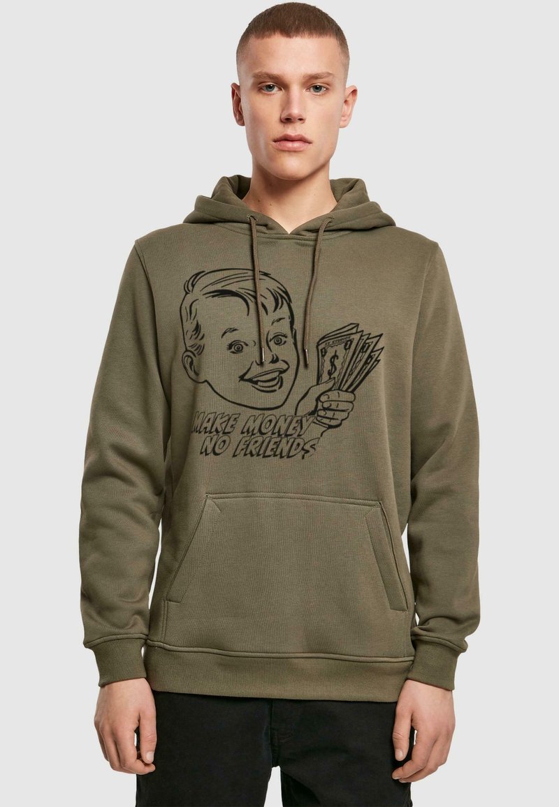 Felpa verde oliva con un grafico di un personaggio sorridente che tiene dei soldi, con la frase "GUADAGNA SOLDI NIENTE AMICI." Tasca a marsupio davanti.