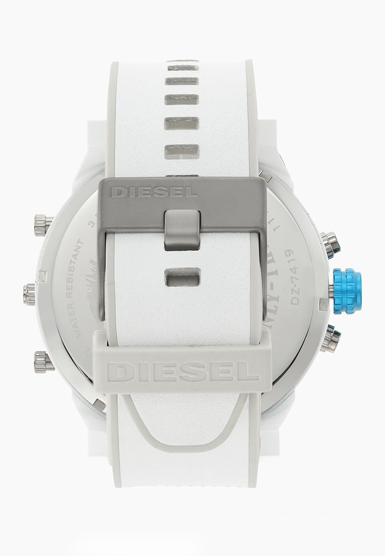Reloj Diesel blanco con hebilla plateada, logotipo en relieve en la correa, caja metálica, botones laterales y detalle de corona azul.