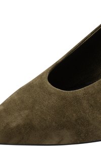 Κοντινό ενός σκούρου ελιάς πράσινου καστόρινου παπουτσιού με μυτερή μύτη και μαύρη εσωτερική επένδυση ορατή.