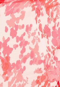 Motif floral abstrait rose et corail sur un fond de tissu clair avec des textures de coups de pinceau doux.
