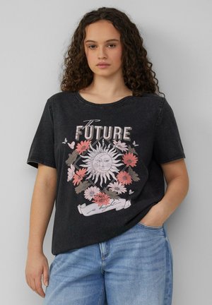 Zwarte katoenen t-shirt met korte mouwen, voorzien van een zon- en bloemenprint in roze en wit. Ontspannen pasvorm en ronde halslijn.