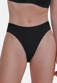Svart bomullsbikini med hög midja och elastisk midjeband, med en jämn textur och minimalistisk design.