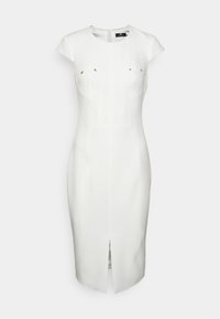 Weißes, figurbetontes Kleid mit rundem Ausschnitt, kurzen Flügelärmeln und einem Schlitz vorne. Es hat strukturierte Nähte und dekorative goldene Akzente an der Oberseite.