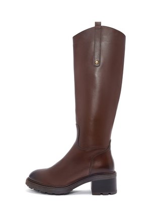 Bota de cuero marrón hasta la rodilla con puntera cuadrada, superficie texturizada, tacón cuadrado y un acento dorado en el lateral. Acabado suave, diseño elegante.