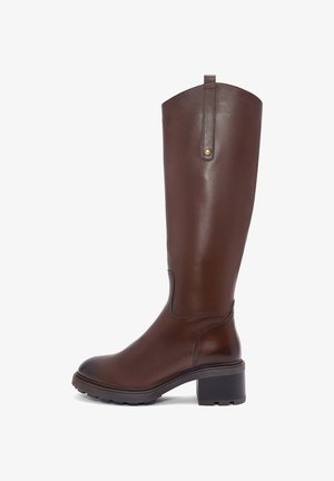 Botte en cuir marron jusqu'au genou avec un bout carré, surface texturée, talon bloc et un accent doré sur le côté. Finition lisse, design élégant.