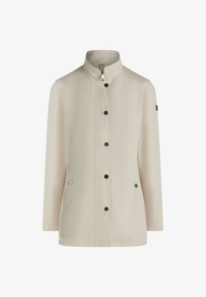 Jasnobeżowa kurtka z stojącym kołnierzem, zapinana z przodu na guziki, z dwoma bocznymi kieszeniami. Gładka tekstura o minimalistycznym wzornictwie, bez widocznych wzorów.