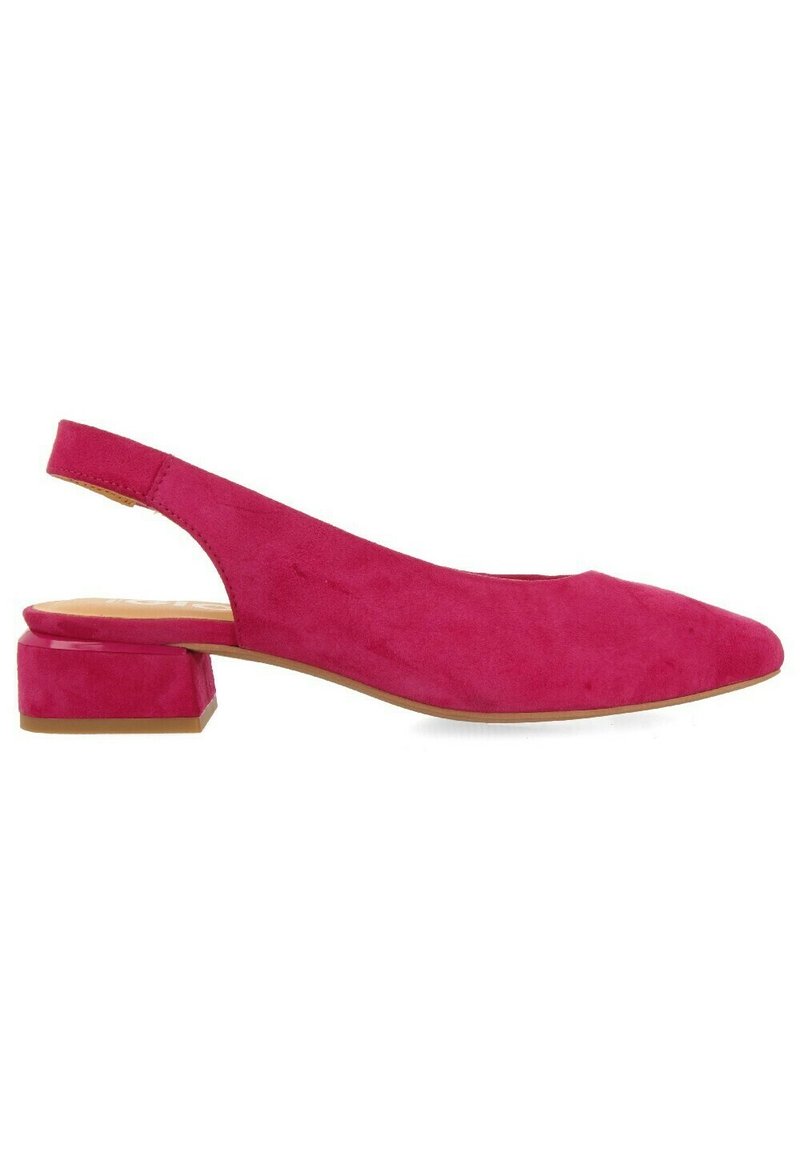 Rosa Wildleder Slingback-Schuh mit spitzem Zeh und Blockabsatz, der eine glatte Textur und ein minimalistisches Design aufweist.