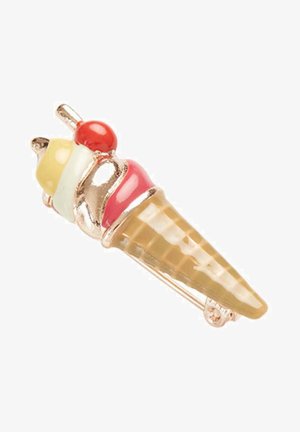 Emalio ledai ant džinsinio gėlių ženklo, su rožinėmis, geltonomis ir baltomis sferomis, raudonu vyšnių ant viršaus ir auksinės spalvos metalinėmis detalėmis. Yra tekstūruotas kūginių dizainas.