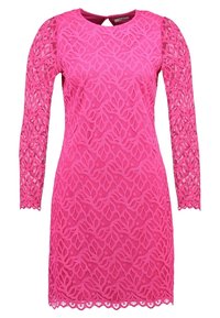 Rosa spetsklänning med långa ärmar, intrikata bladmönster, vågig nederkant och en nyckelhålbackdetalj.