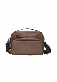 Borsa a tracolla impermeabile marrone con tracolla regolabile, tasca con zip frontale e logo in rilievo. Texture liscia e forma rettangolare.