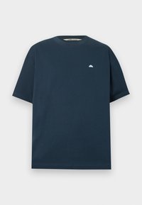 Μπλε σκούρο κοντομάνικο T-shirt με στρογγυλή λαιμόκοψη και μικρό ανοιχτό μπλε ημικυκλικό λογότυπο στο αριστερό μέρος του στήθους.