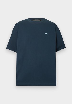 Camiseta de manga corta color azul marino con cuello redondo y pequeño logo semicircular azul claro en el pecho izquierdo.