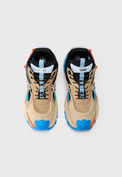 Versace Baskets basses - sand/black/blue hydrangea/ski diver
