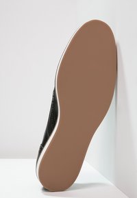 Pier One Chaussures à lacets - black