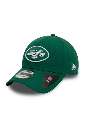 Gorra verde de los New York Jets con logo bordado, visera curva y correa ajustable. Presenta un diseño estructurado y textura de tela.