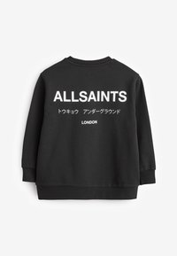 Černá mikina s bílým textem "ALLSAINTS", japonskými znaky a nápisem "LONDON" na zadní straně, zobrazena na čistě bílém pozadí.
