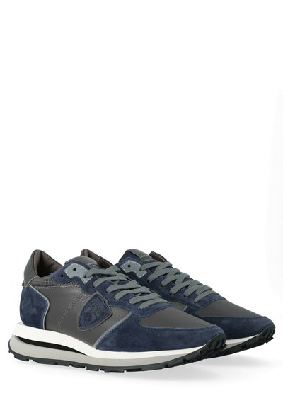 Sneaker blu navy con un mix di suede e pelle, dettagli grigi, pannelli testurizzati, lacci piatti e una spessa intersuola bianca. Suola in gomma scura.