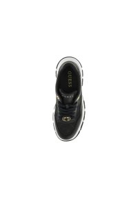 Sneaker nera con dettagli dorati, tomaia testurizzata, linguetta imbottita e suola bianca. Presenta il logo "GUESS" sulla soletta e sul lato.