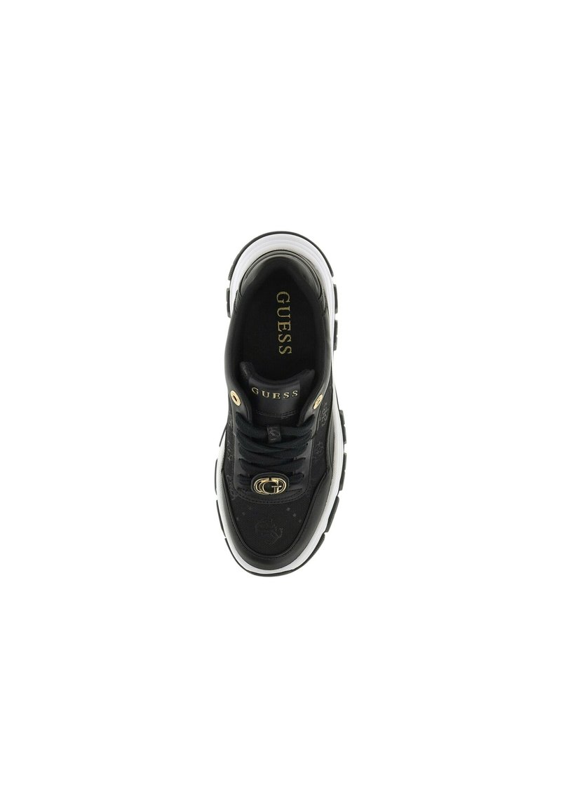 Sneaker nera con dettagli dorati, tomaia testurizzata, linguetta imbottita e suola bianca. Presenta il logo "GUESS" sulla soletta e sul lato.