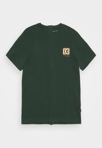 Tmavě zelené bavlněné tričko s malým potiskem na levé hrudi s textem "03 TEAM" v bílé a zlaté barvě.