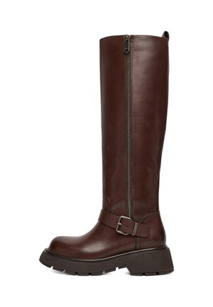 Brązowy, skórzany kozaki sięgające do kolan z bocznym zamkiem, masywną podeszwą i detalem w postaci paska wokół kostki. Charakteryzuje się gładką fakturą i solidnym wykonaniem.