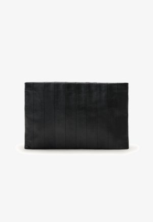 Sort clutch i læder med en flad rektangulær form, der har horisontale ribbede detaljer og en glat tekstur.